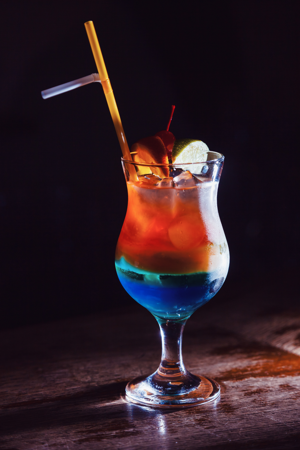 酒吧雞尾酒中的點睛之筆 酒精飲料與櫻桃、酸橙片、檸檬的完美邂逅